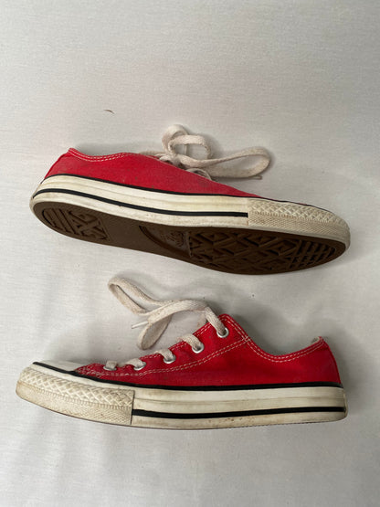 Converse - UK2.5 red canvas trainers
