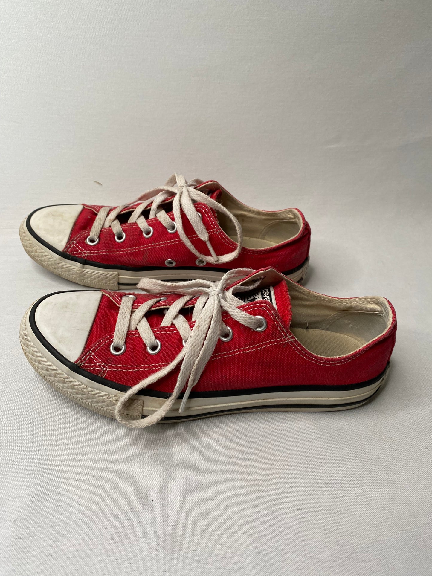 Converse - UK2.5 red canvas trainers