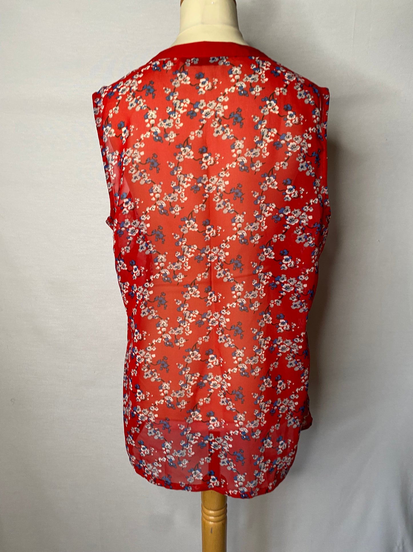 Dunnes - 16 red sleeveless floral print zip front blouse