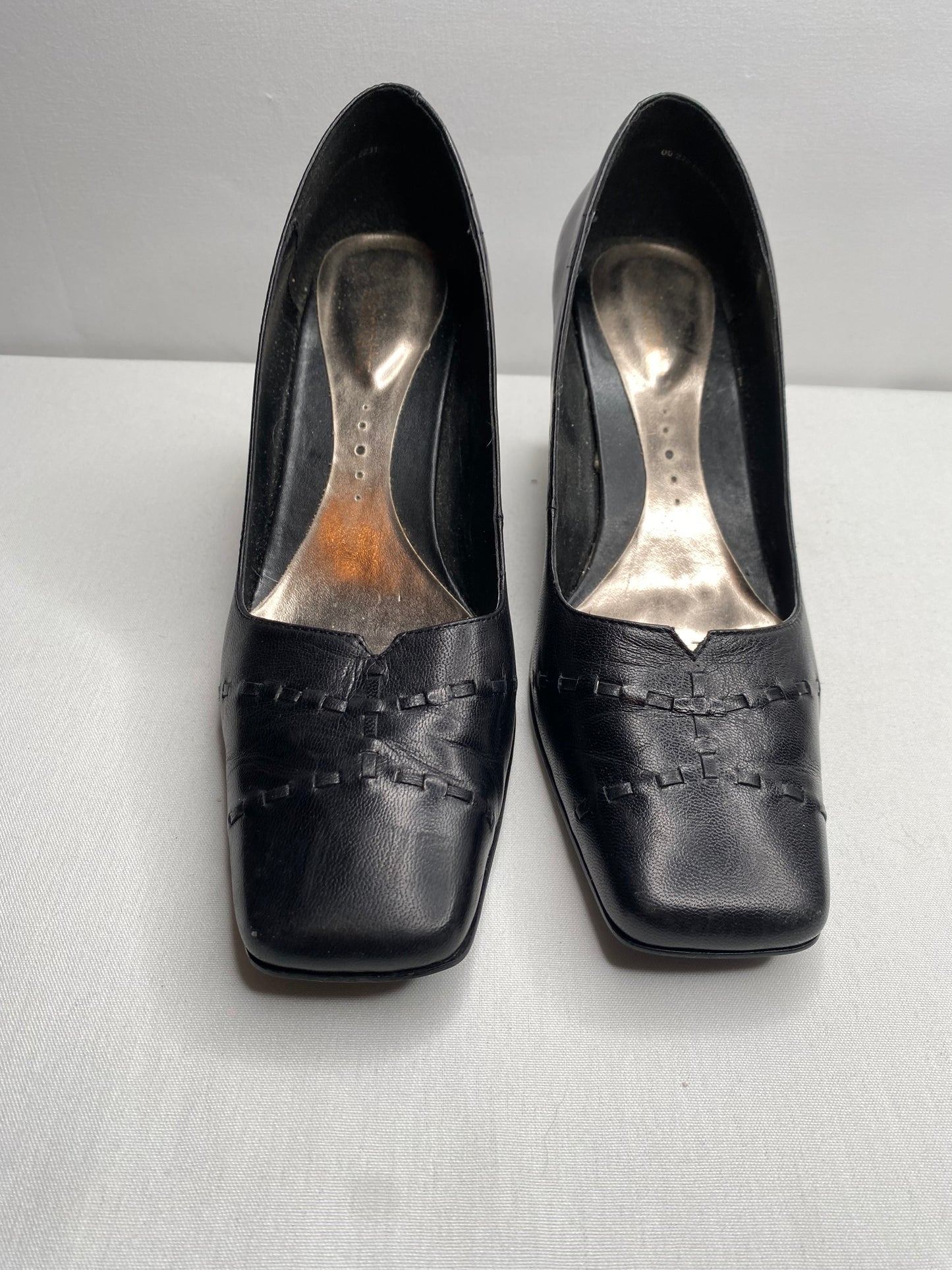 Barratts - UK6 - black leather square toe court shoes